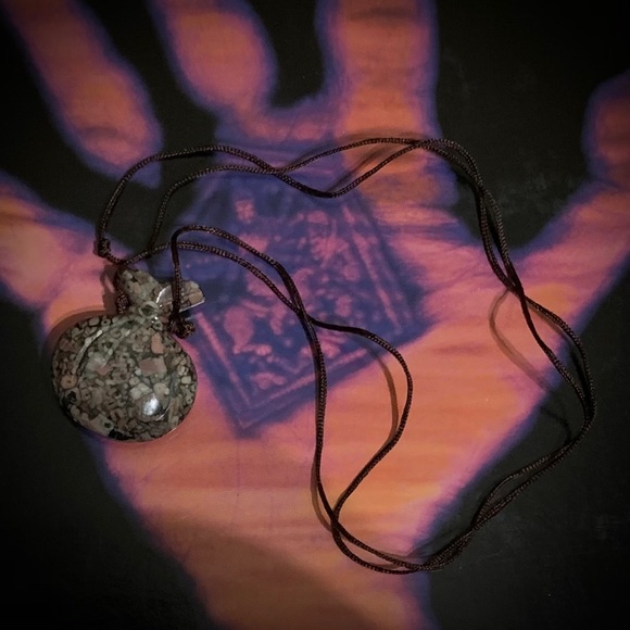 Crinoid fossil carved medicine pouch Sajen - Picture 5 of 11